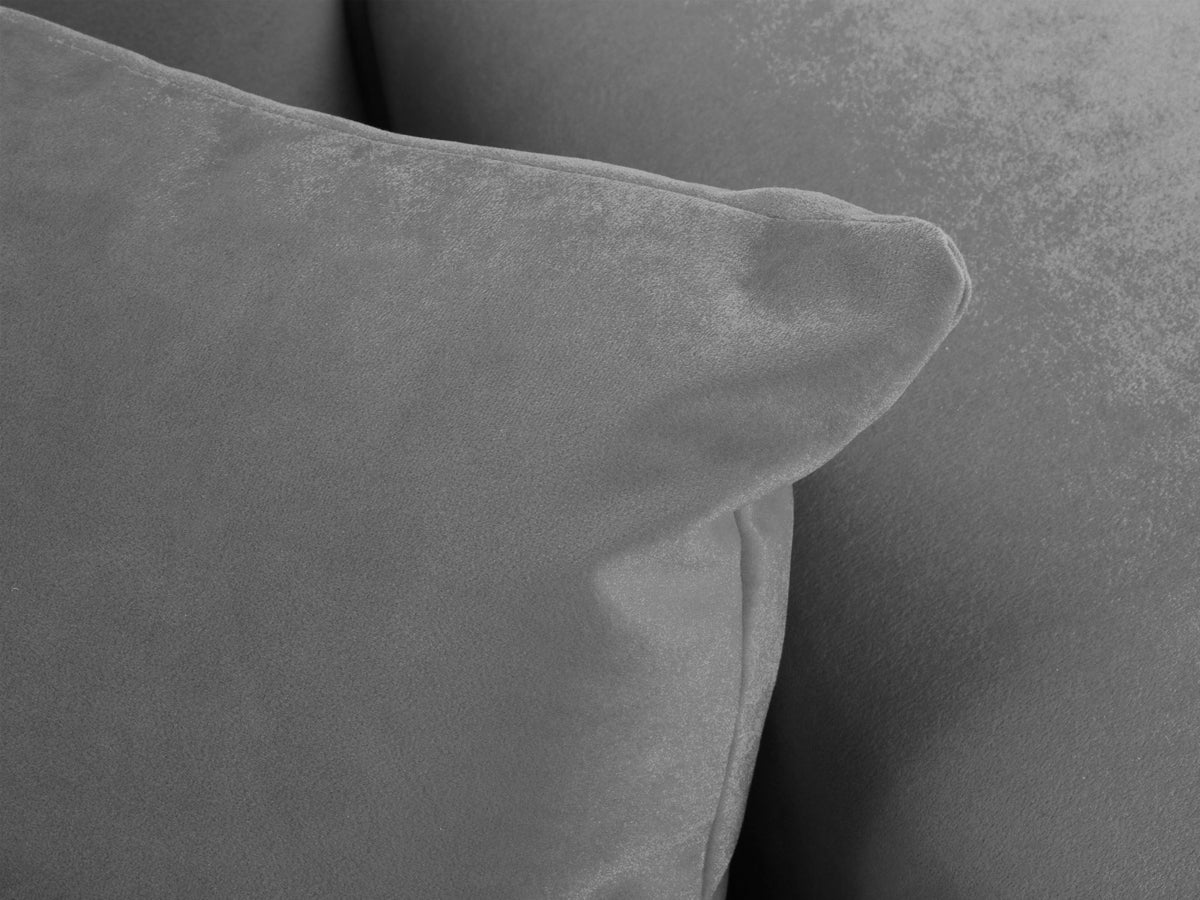 Dreisitzer-Sofa mit schwarzem Samtbezug (Salvador), Massivholzrahmen und schwarzen Kunststoffbeinen, Breite 232 cm.