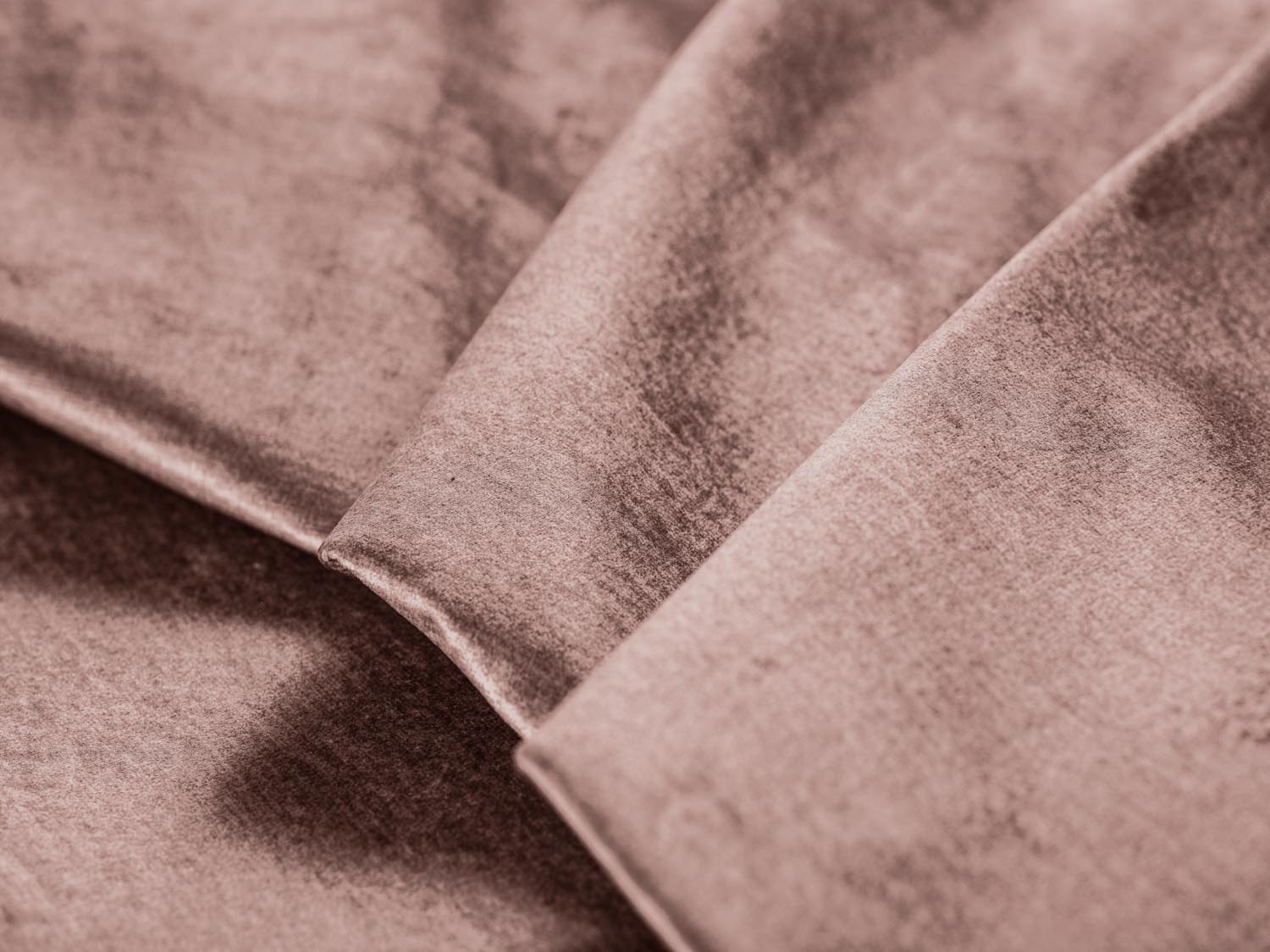 Erleben Sie das Wicklow Velour Sofa von Cosmopolitan Design – stilvolles 3-Sitzer Sofa mit praktischer Schlaffunktion und cleverem Stauraum.