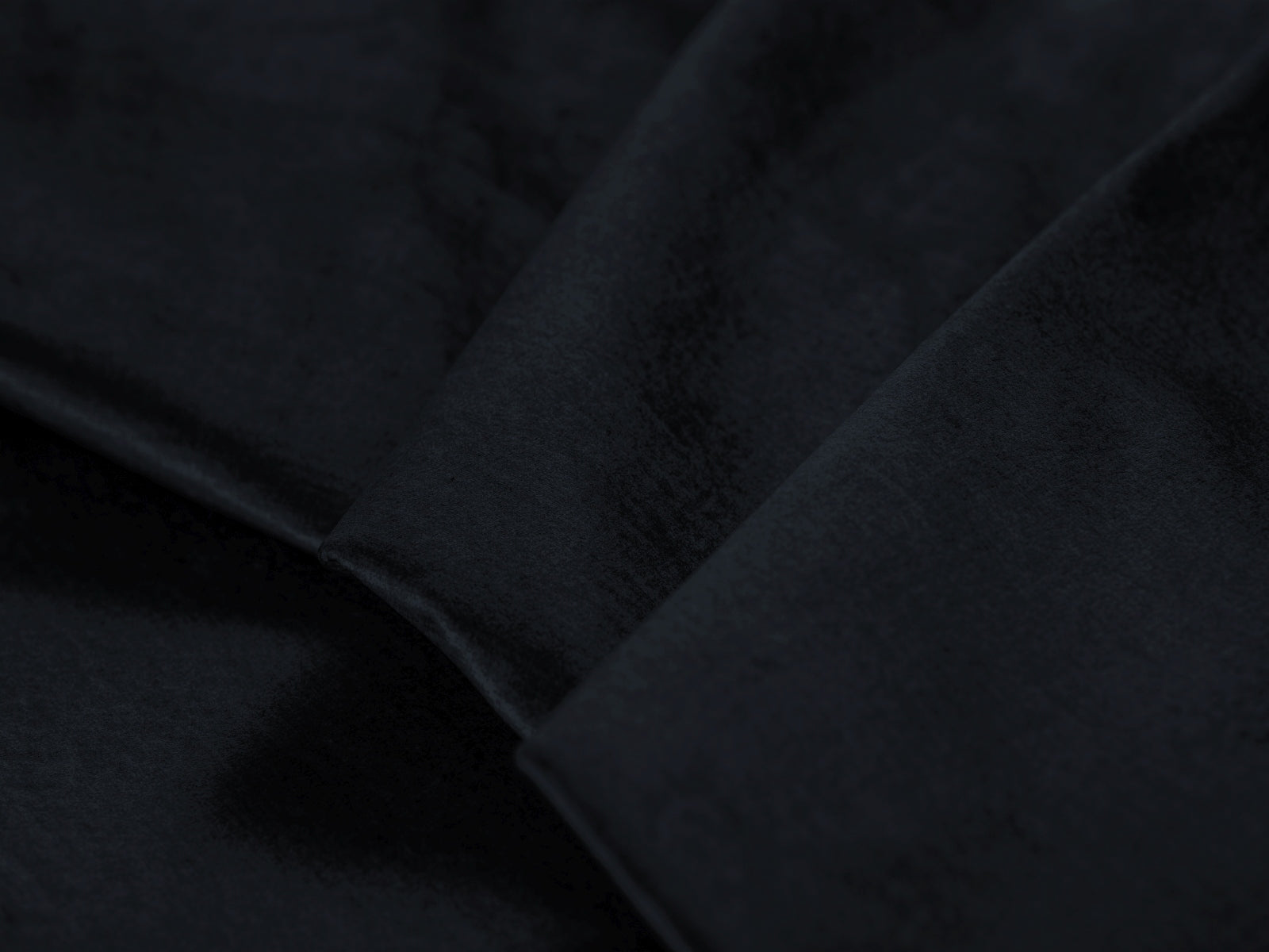 Erleben Sie das Wicklow Velour Sofa von Cosmopolitan Design – stilvolles 3-Sitzer Sofa mit cleverer Schlaffunktion und praktischem Stauraum.