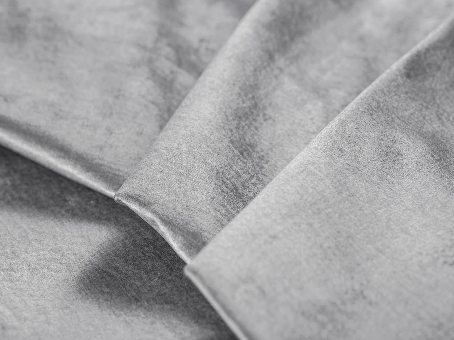 Erleben Sie das Wicklow Velour Sofa von Cosmopolitan Design – stilvolles 3-Sitzer Sofa mit praktischer Schlaffunktion und cleverem Stauraum.