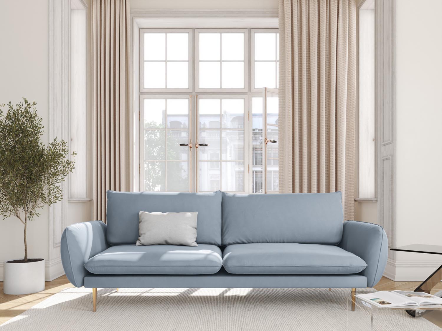 Elegantes 3-Sitzer Sofa "Vienna" in sanftem Hellblau mit goldenen Akzenten, ideal für stilvolle Wohnräume.