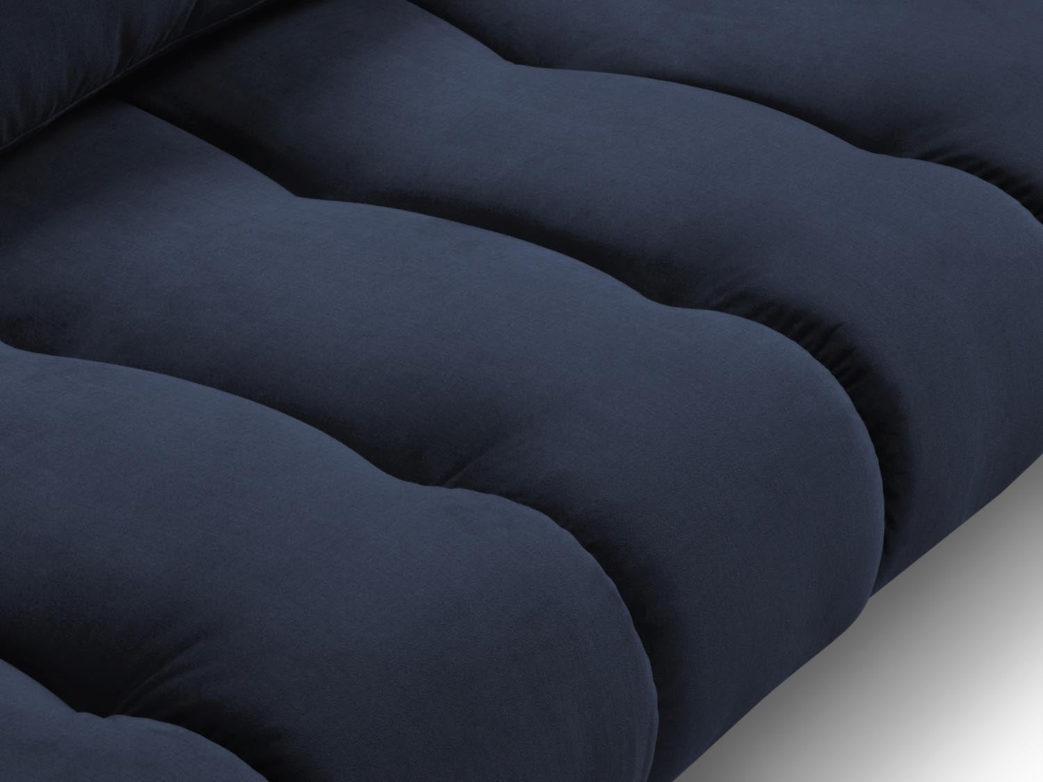 Erleben Sie das stilvolle Hastings Velour Sofa 3 Sitzer von Cosmopolitan Design. Ideal für Ihr Wohnzimmer, vereint es modernen Komfort mit edlem Flair.