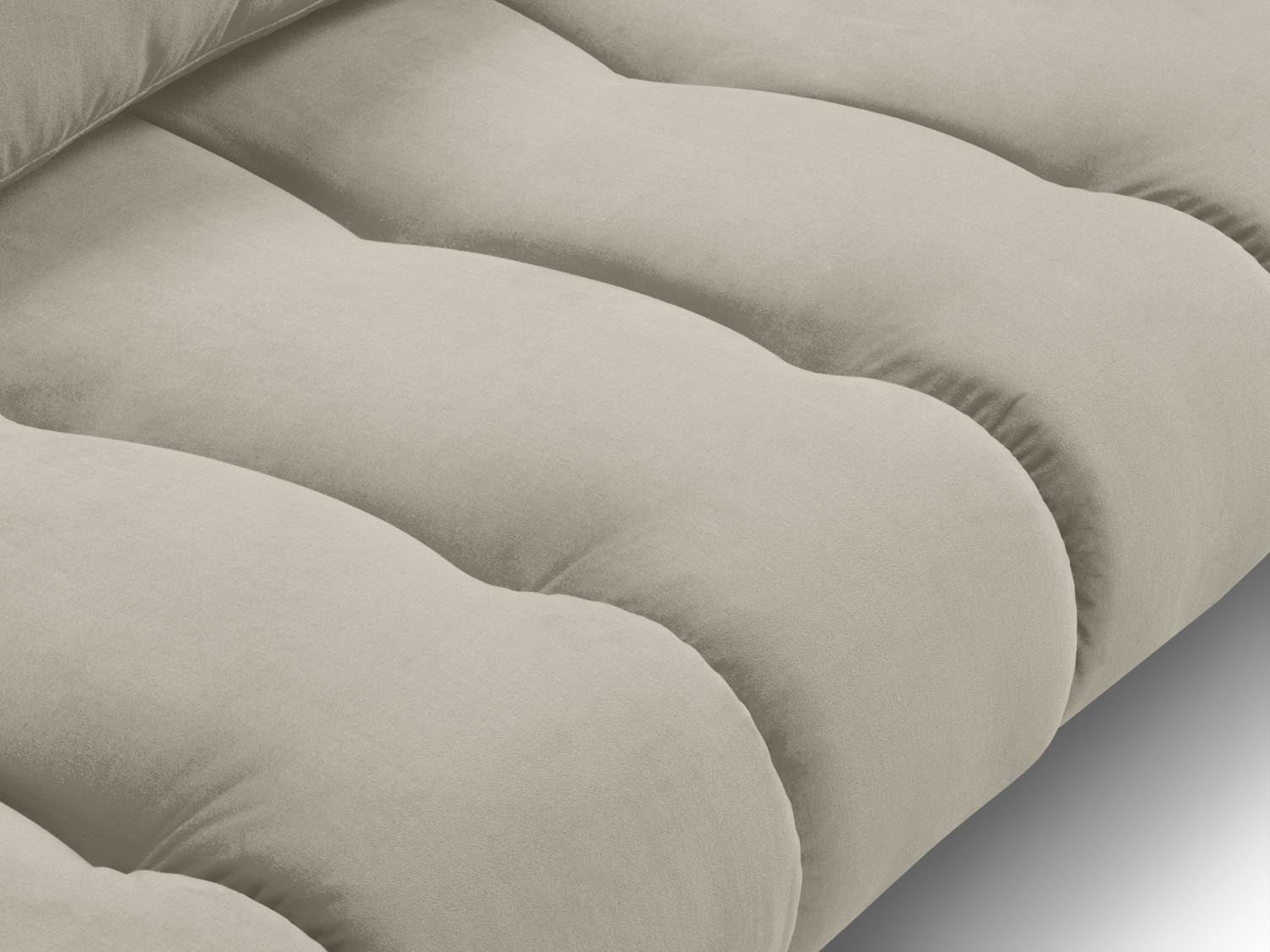 Erleben Sie das stilvolle Hastings Velour Sofa 3 Sitzer von Cosmopolitan Design. Ideal für Ihr Wohnzimmer, vereint es modernen Komfort mit edlem Flair.