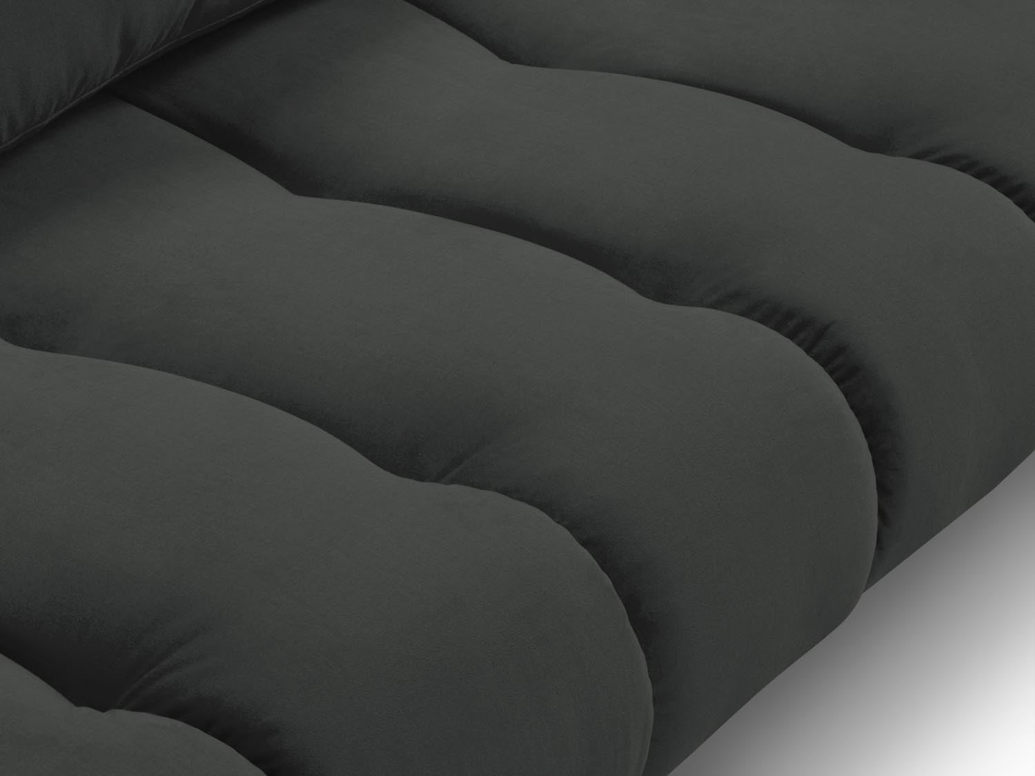 Erleben Sie das stilvolle Hastings Velour Sofa 3 Sitzer von Cosmopolitan Design. Ideal für Ihr Wohnzimmer, vereint es modernen Komfort mit edlem Flair.