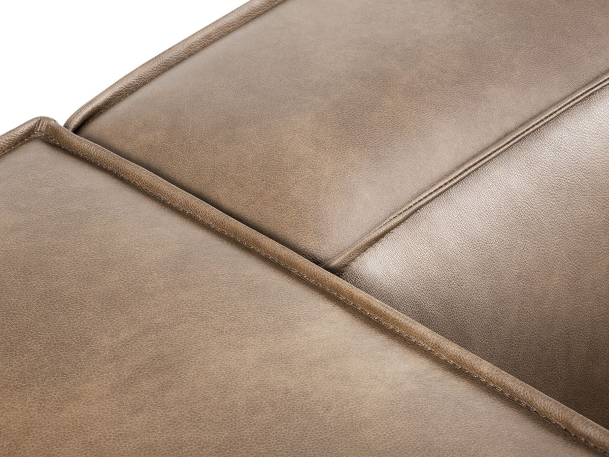 Turin 3er Sofa mit Rindsleder-Bezug in Grey Brown, Holzrahmen und schwarzen Buchenholzbeinen, moderne Form von Cosmopolitan Design.