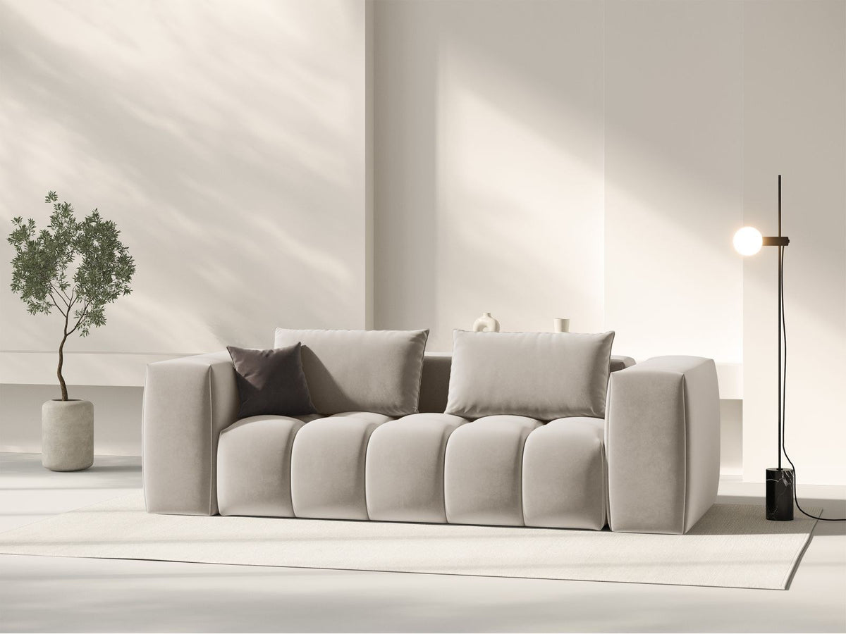 Modulares 3er Sofa Verona in Sand-Casino Samtstoff mit Massivholzrahmen und schwarzen Kunststoffbeinen, Cosmopolitan Design.