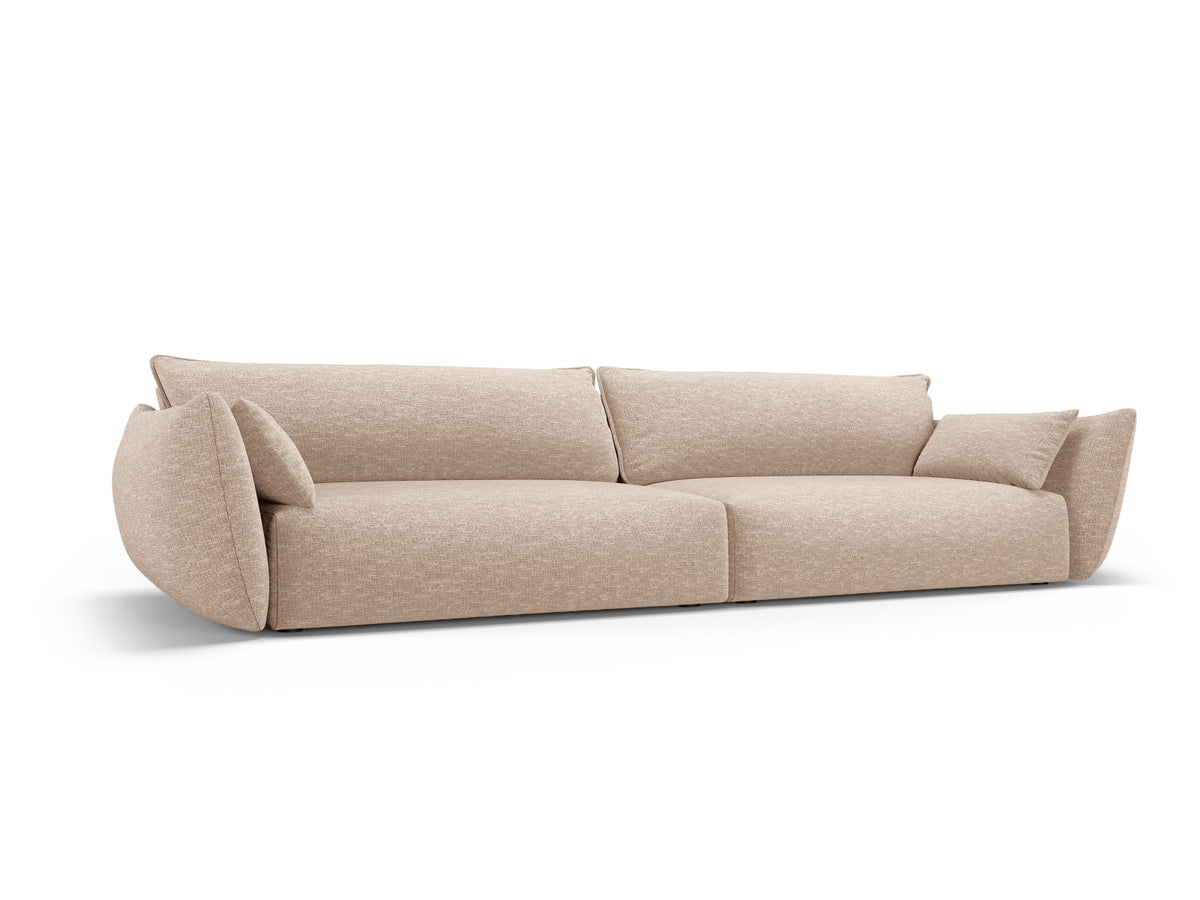 Sofa Matera, 4er Sofa mit Stoffbezug, geneigter Rückenlehne und schwarzen Kunststoffbeinen