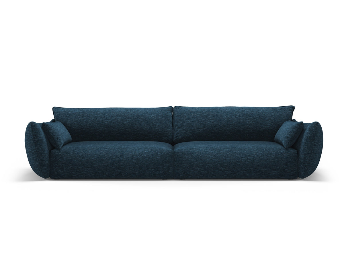 Sofa Matera, 4er Sofa mit Stoffbezug, geneigter Rückenlehne und schwarzen Kunststoffbeinen