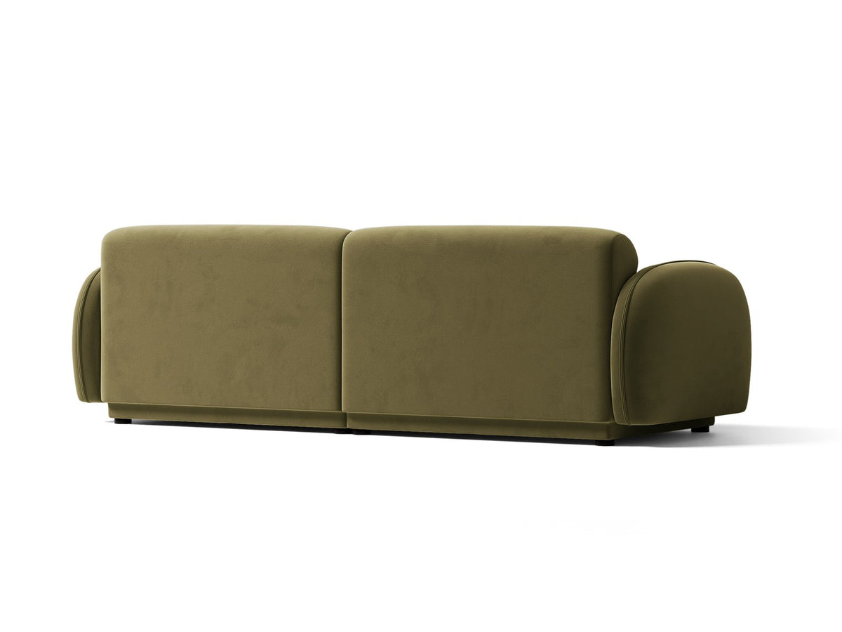Vierersofa Bilbao mit hellbeigem Samtbezug, schwarzen Kunststoffbeinen und klarer, gerader Linienführung, fotografiert freistehend im Raum.