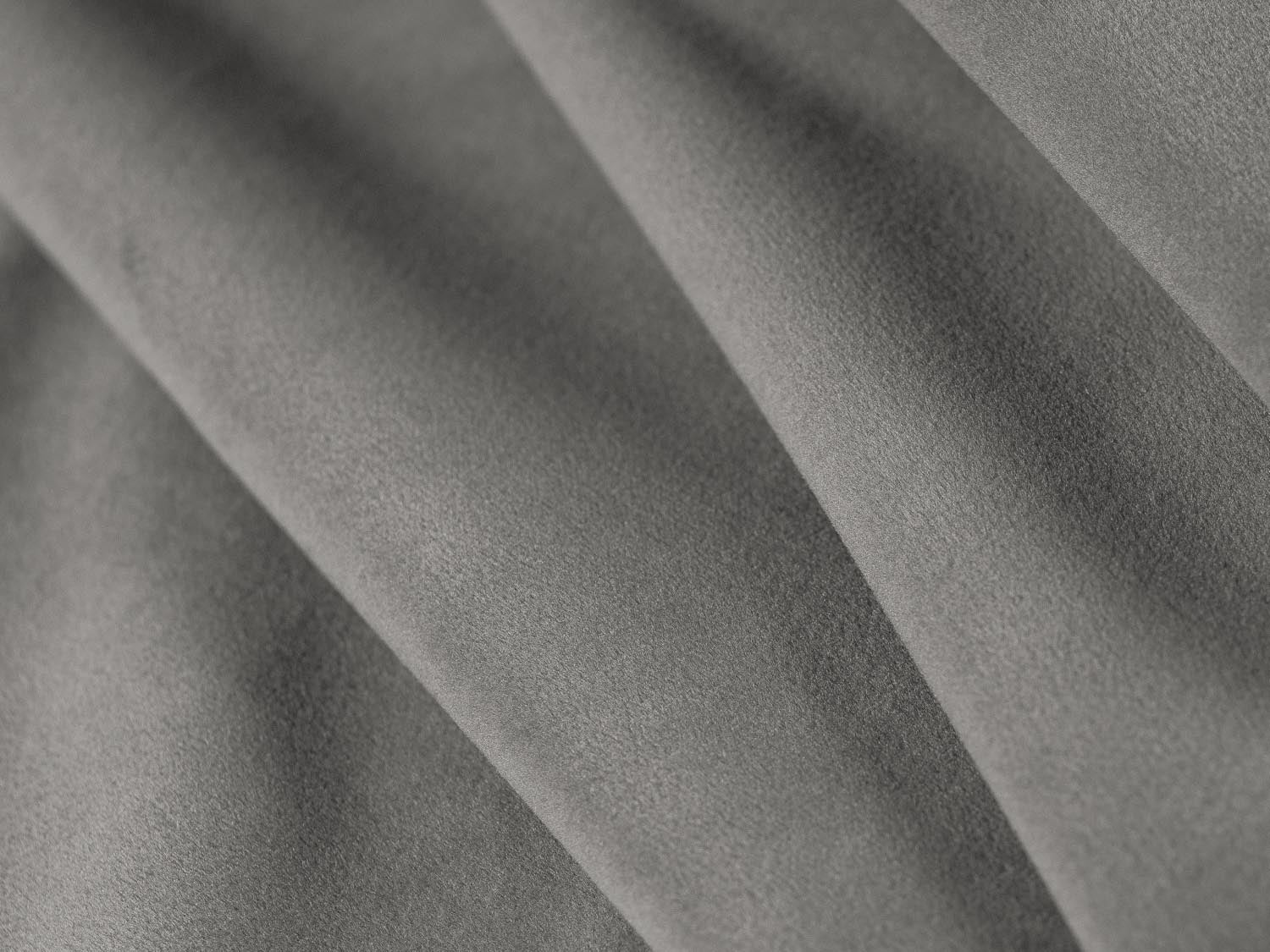 Elegantes 4-Sitzer Sofa in zartem Hellgrau aus Sky Velour, ideal für stilvolle und flexible Wohnräume von Cosmopolitan Design.
