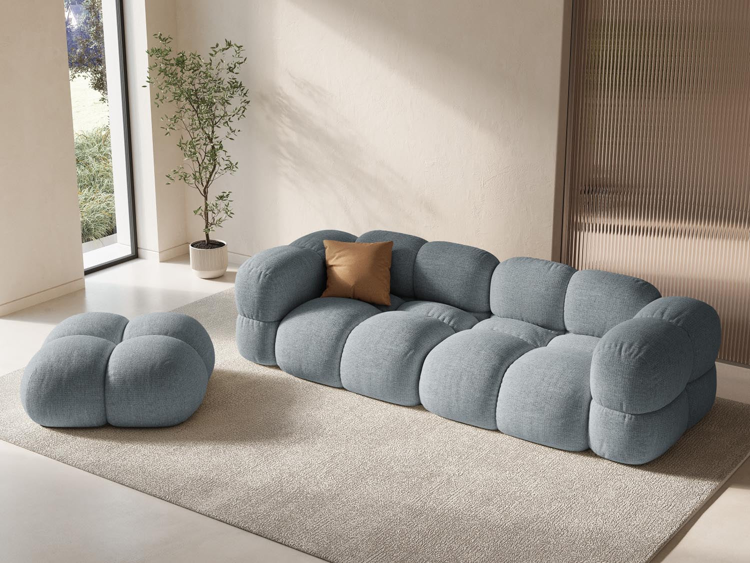 Elegantes Loretto 4-Sitzer Sofa in sanftem Pastellblau, ideal für stilvolle Wohnräume und gemütliche Abende.