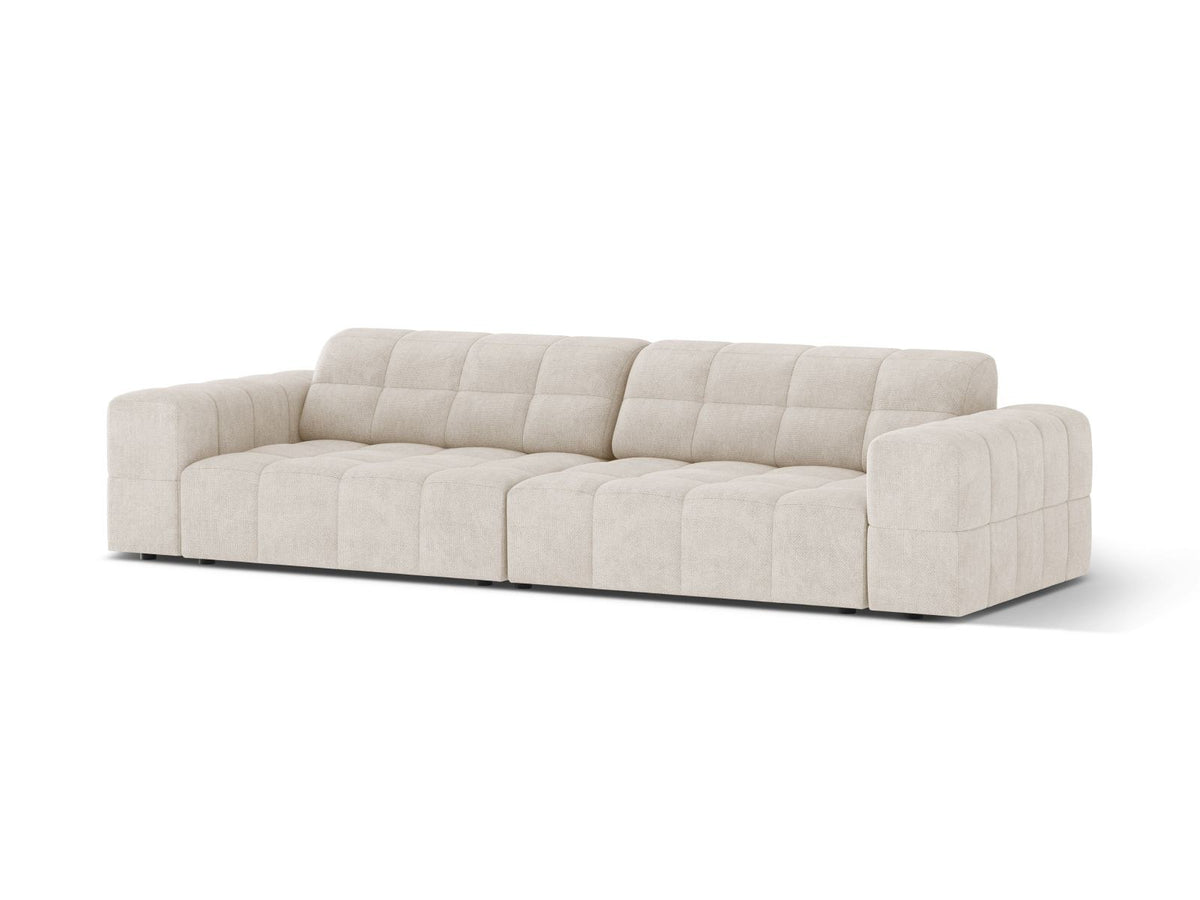 Beiges 4-Sitzer Sofa mit Chenille-Bezug, Massivholzrahmen und schwarzen Kunststoffbeinen, gerade Rückenlehne und breite Sitzfläche.