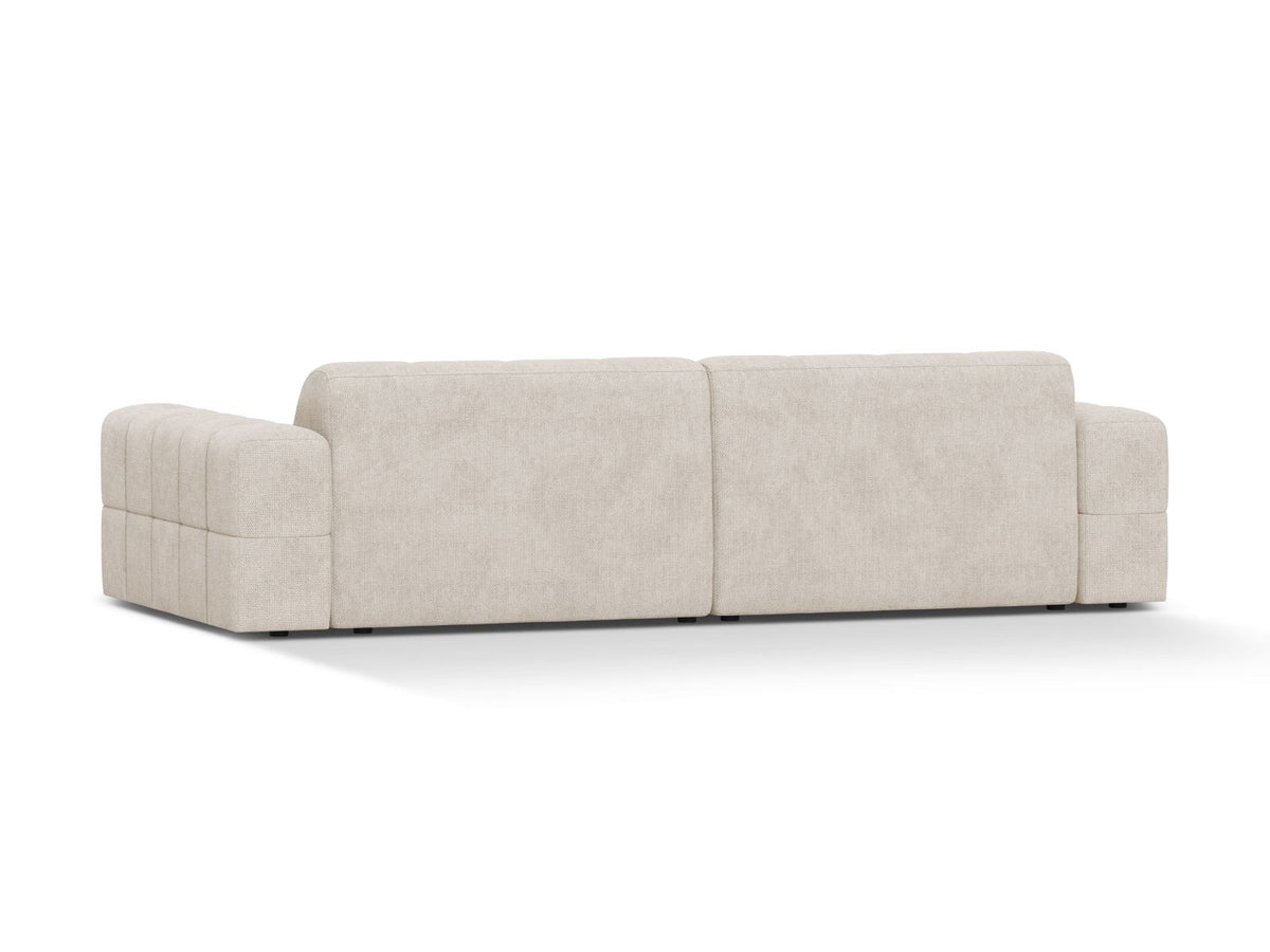 Beiges 4-Sitzer Sofa mit Chenille-Bezug, Massivholzrahmen und schwarzen Kunststoffbeinen, gerade Rückenlehne und breite Sitzfläche.