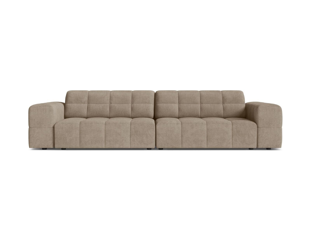 Beiges 4-Sitzer Sofa mit Chenille-Bezug, Massivholzrahmen und schwarzen Kunststoffbeinen, gerade Rückenlehne und breite Sitzfläche.