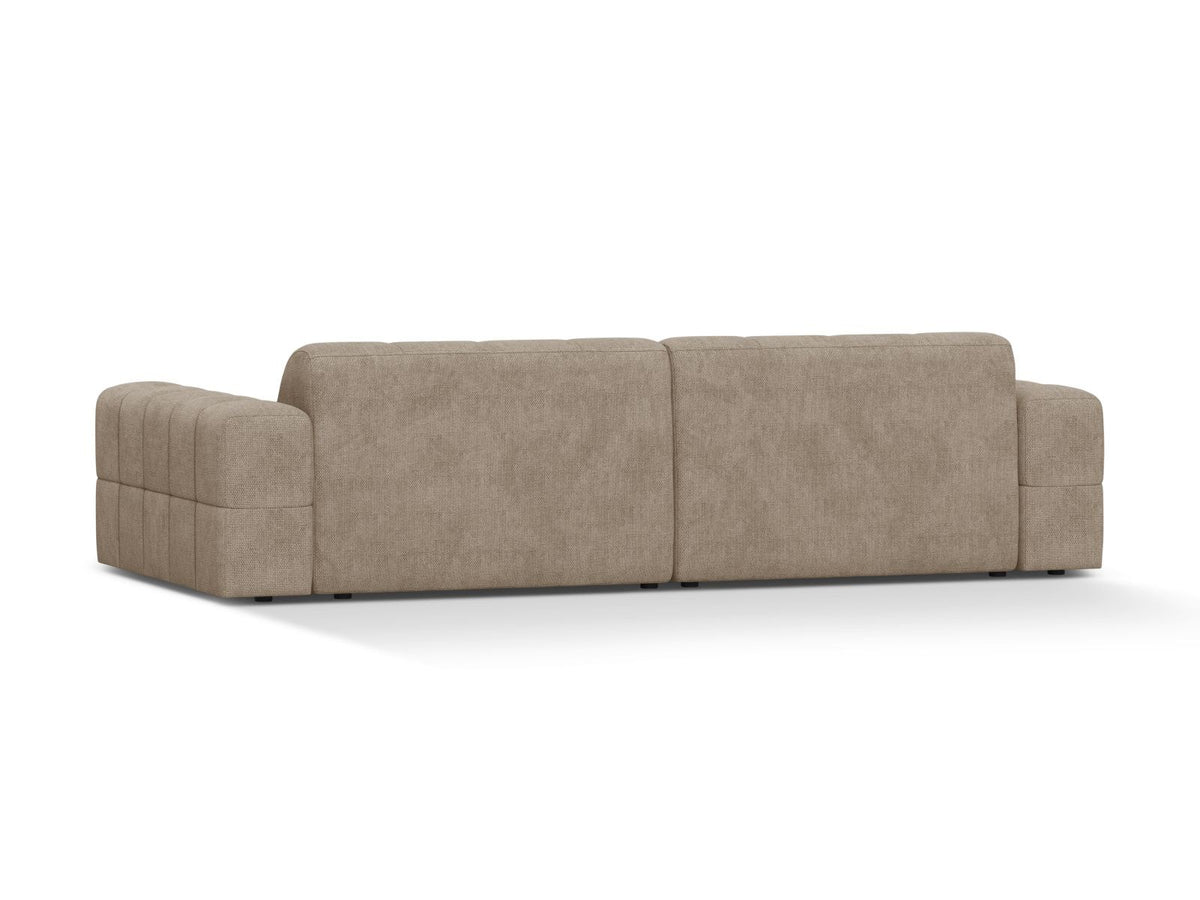 Beiges 4-Sitzer Sofa mit Chenille-Bezug, Massivholzrahmen und schwarzen Kunststoffbeinen, gerade Rückenlehne und breite Sitzfläche.