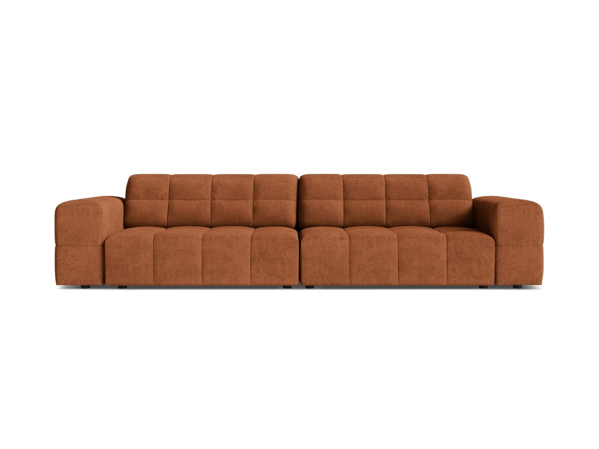 Beiges 4-Sitzer Sofa mit Chenille-Bezug, Massivholzrahmen und schwarzen Kunststoffbeinen, gerade Rückenlehne und breite Sitzfläche.