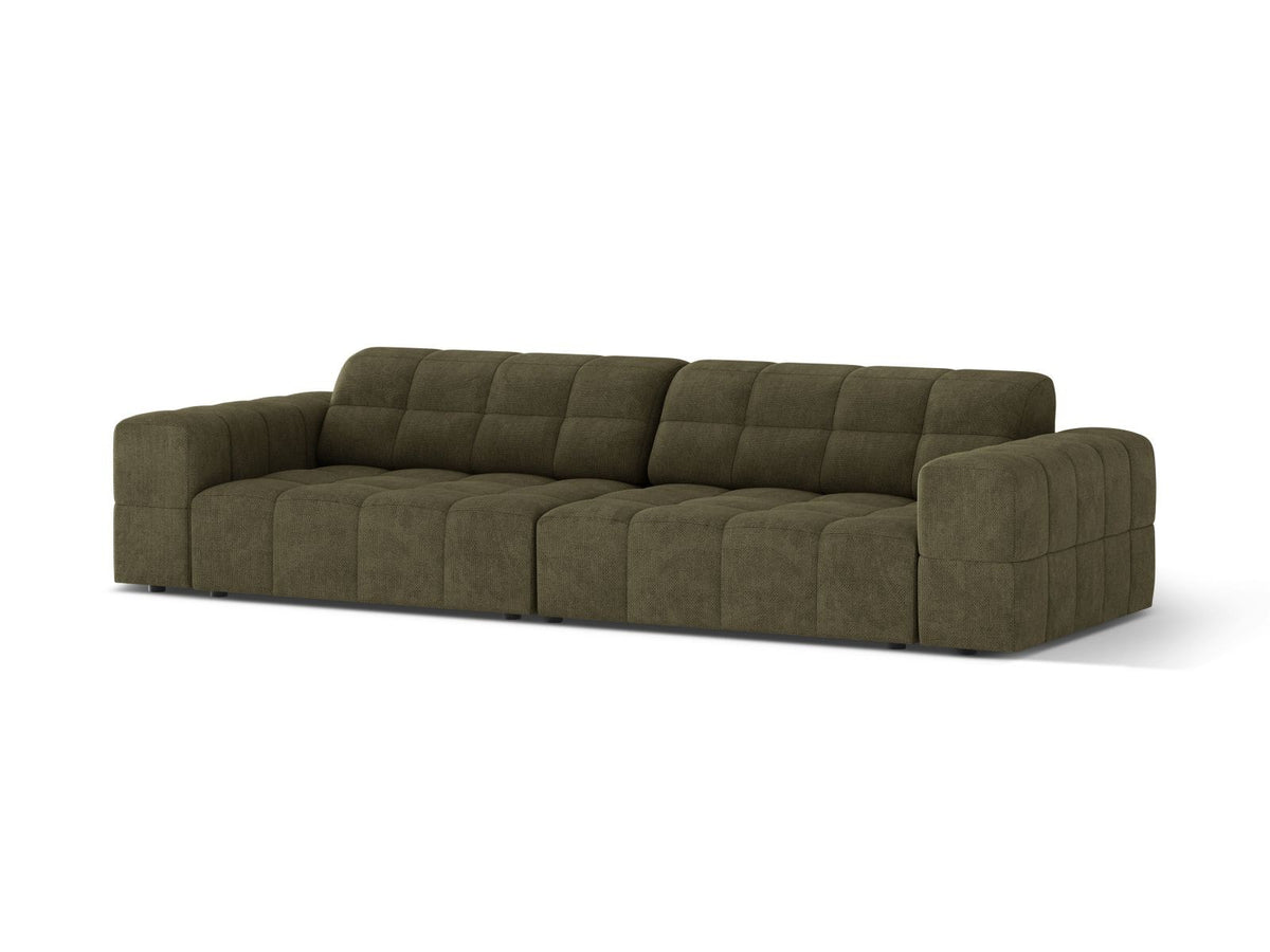 Beiges 4-Sitzer Sofa mit Chenille-Bezug, Massivholzrahmen und schwarzen Kunststoffbeinen, gerade Rückenlehne und breite Sitzfläche.