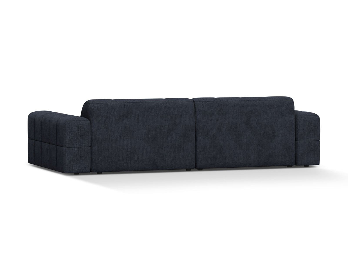 Beiges 4-Sitzer Sofa mit Chenille-Bezug, Massivholzrahmen und schwarzen Kunststoffbeinen, gerade Rückenlehne und breite Sitzfläche.