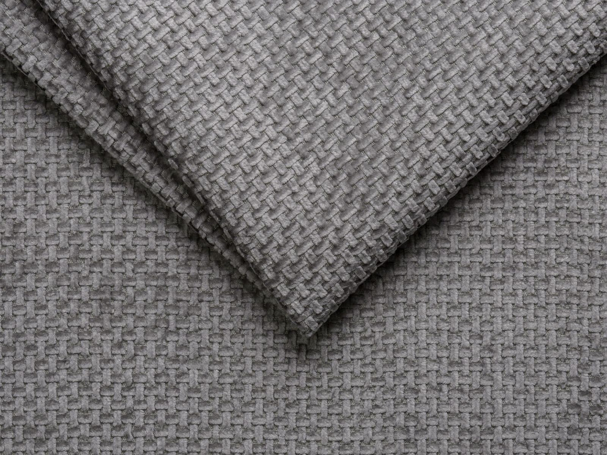 Beiges 4-Sitzer Sofa mit Chenille-Bezug, Massivholzrahmen und schwarzen Kunststoffbeinen, gerade Rückenlehne und breite Sitzfläche.