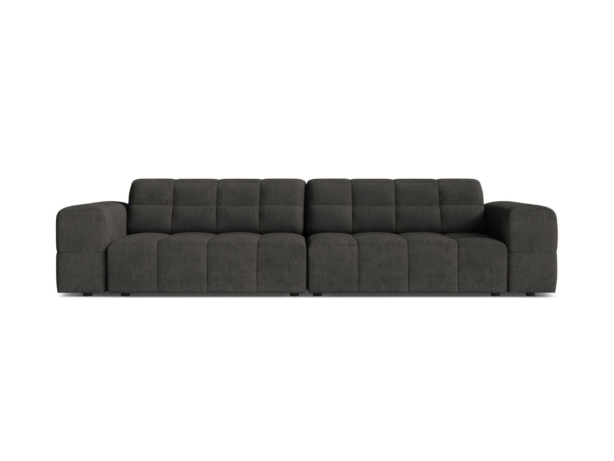 Beiges 4-Sitzer Sofa mit Chenille-Bezug, Massivholzrahmen und schwarzen Kunststoffbeinen, gerade Rückenlehne und breite Sitzfläche.