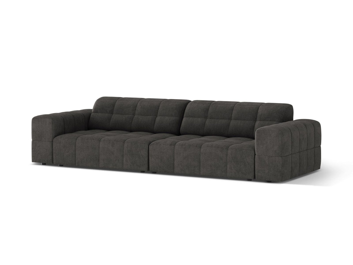 Beiges 4-Sitzer Sofa mit Chenille-Bezug, Massivholzrahmen und schwarzen Kunststoffbeinen, gerade Rückenlehne und breite Sitzfläche.