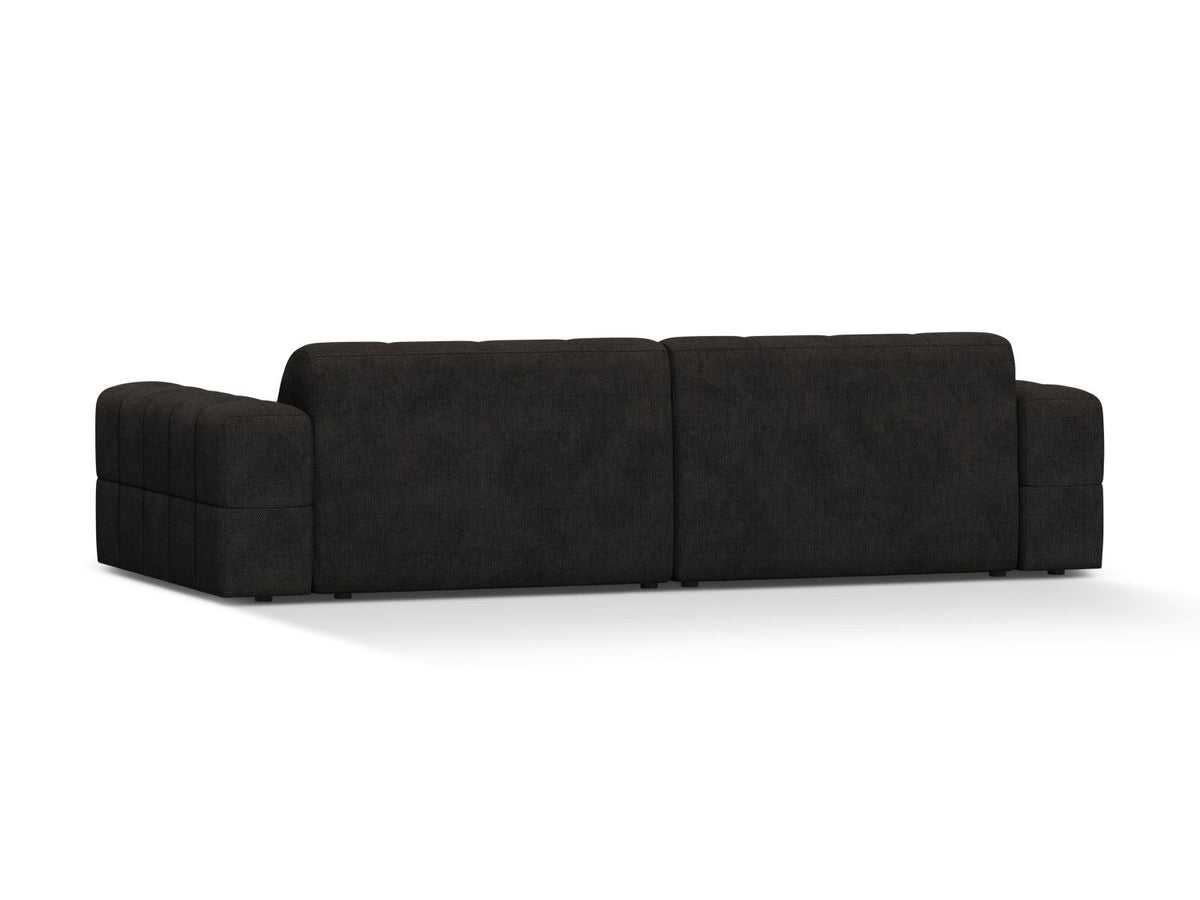 Beiges 4-Sitzer Sofa mit Chenille-Bezug, Massivholzrahmen und schwarzen Kunststoffbeinen, gerade Rückenlehne und breite Sitzfläche.