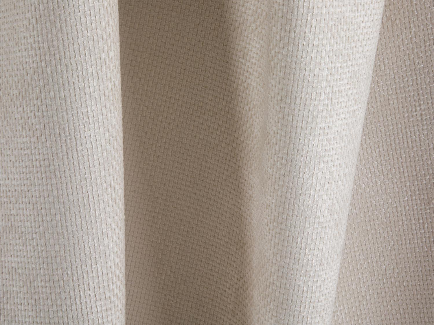 Modernes 4-Sitzer Sofa Koge in zartem Beige, perfekt für gemütliche Wohnzimmer. Stilvolles Design von Cosmopolitan für entspannte Stunden.