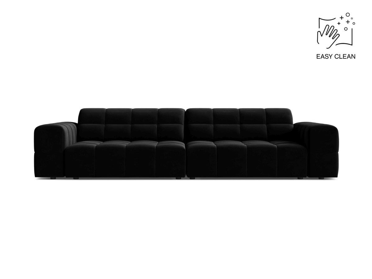 Beiges 4-Sitzer Sofa Chicago aus Samtstoff Venus mit schwarzen Kunststoffbeinen und leicht abgewinkelter Rückenlehne.