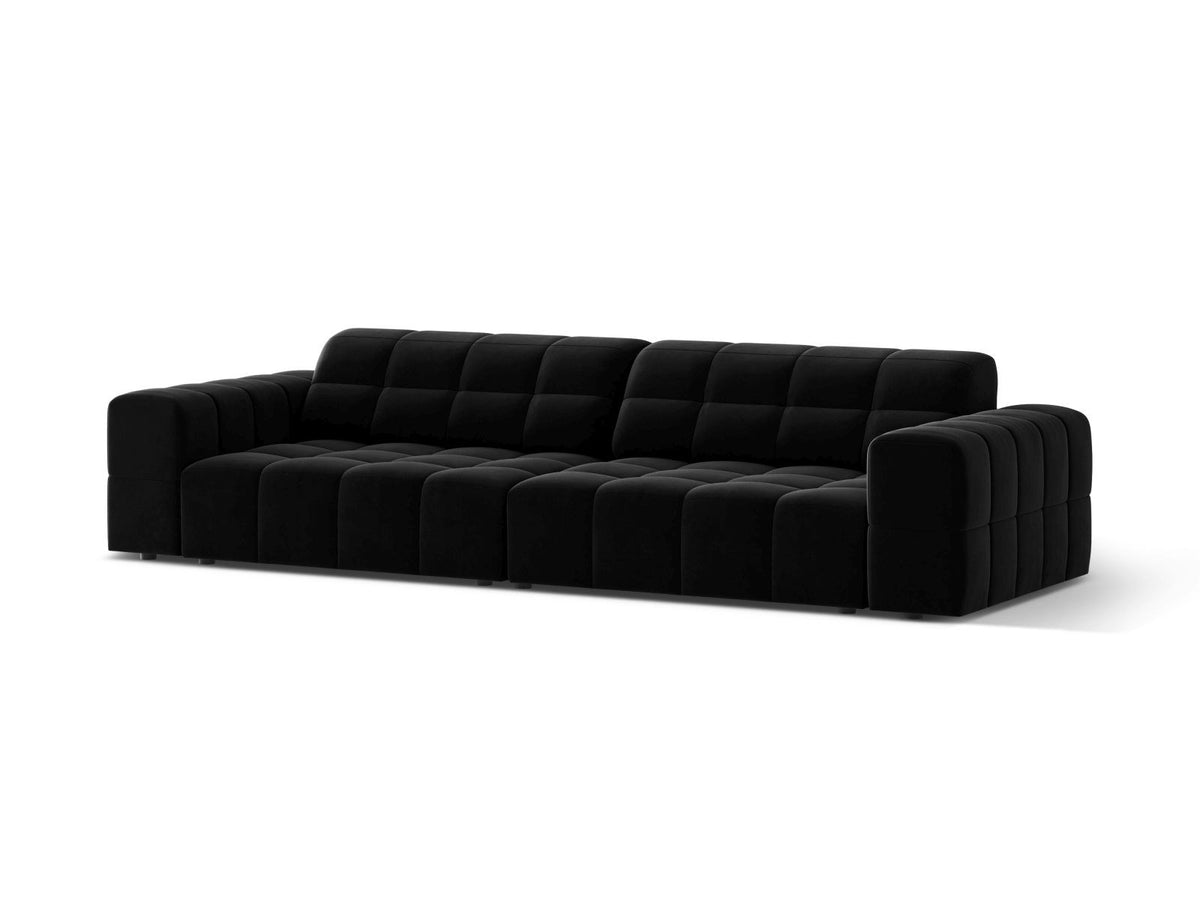 Beiges 4-Sitzer Sofa Chicago aus Samtstoff Venus mit schwarzen Kunststoffbeinen und leicht abgewinkelter Rückenlehne.