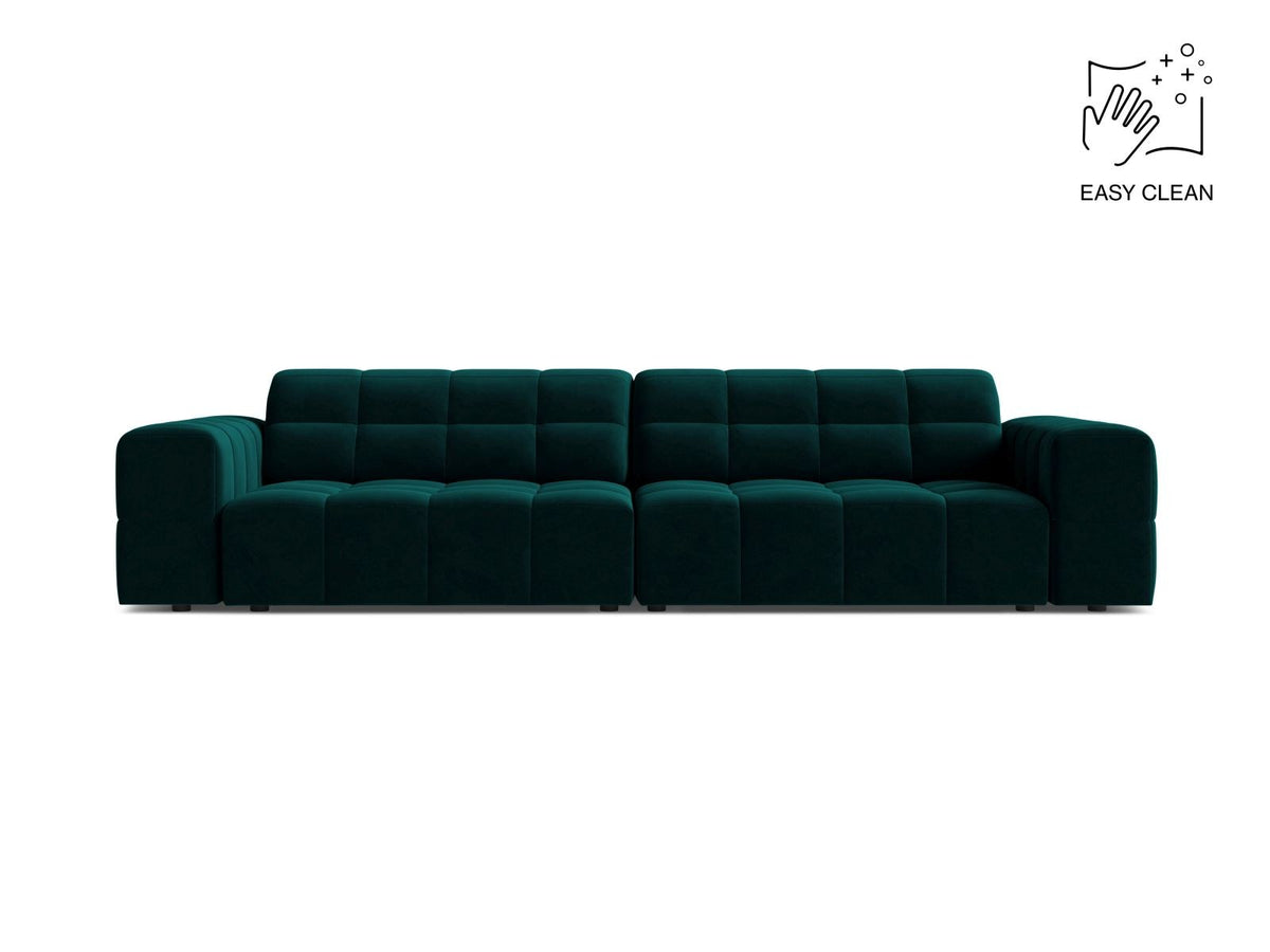 Beiges 4-Sitzer Sofa Chicago aus Samtstoff Venus mit schwarzen Kunststoffbeinen und leicht abgewinkelter Rückenlehne.