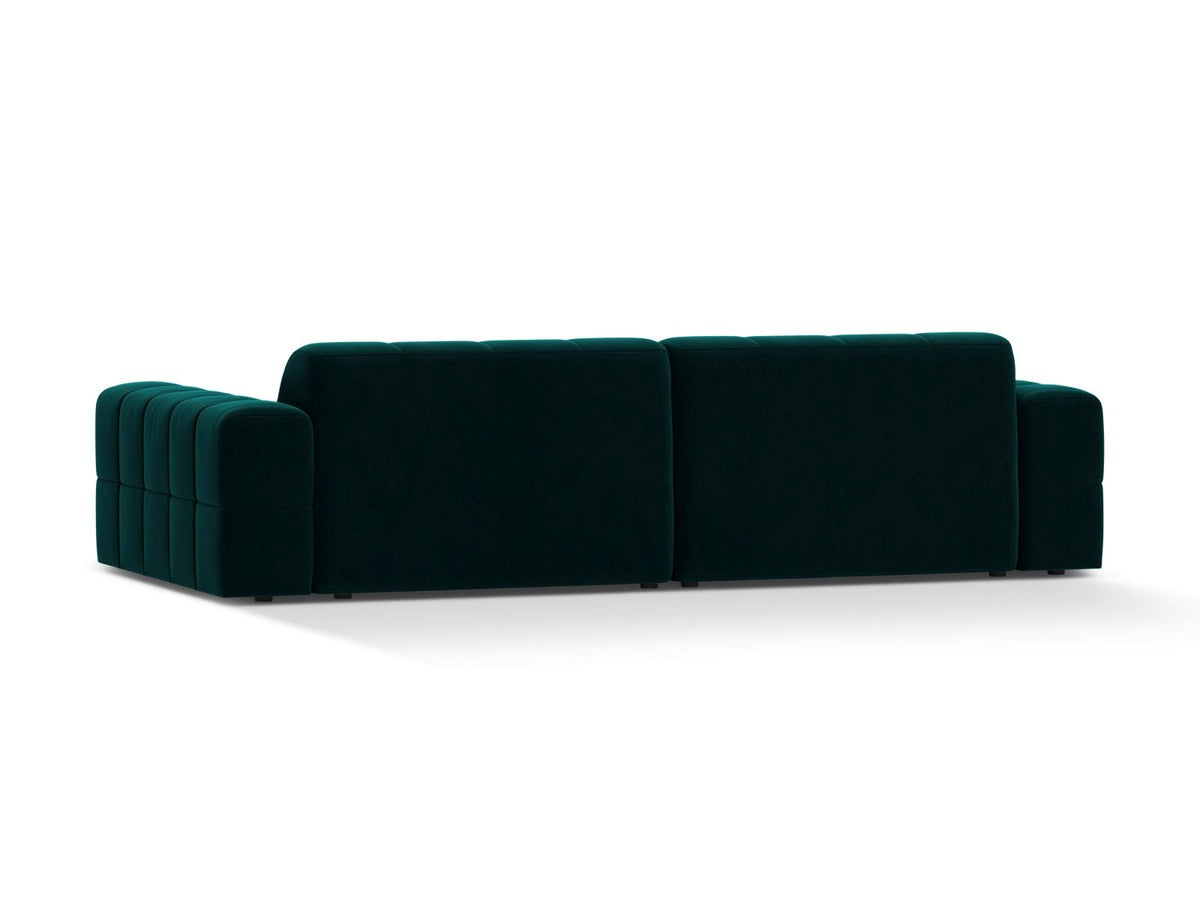 Beiges 4-Sitzer Sofa Chicago aus Samtstoff Venus mit schwarzen Kunststoffbeinen und leicht abgewinkelter Rückenlehne.
