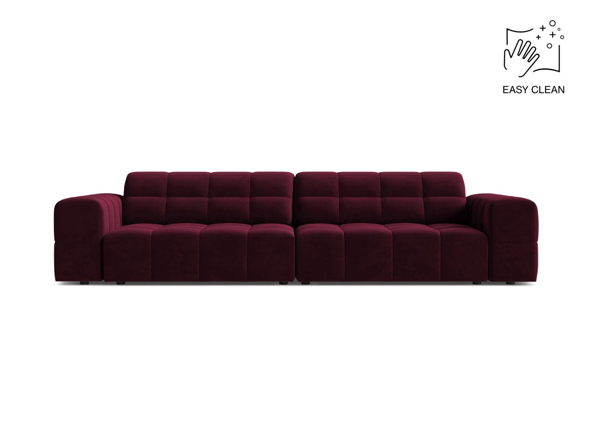 Beiges 4-Sitzer Sofa Chicago aus Samtstoff Venus mit schwarzen Kunststoffbeinen und leicht abgewinkelter Rückenlehne.