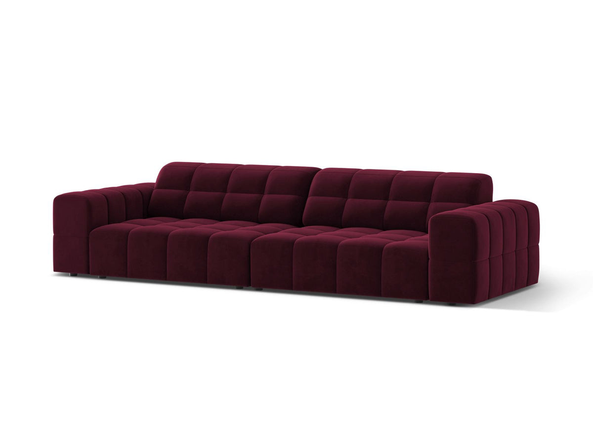 Beiges 4-Sitzer Sofa Chicago aus Samtstoff Venus mit schwarzen Kunststoffbeinen und leicht abgewinkelter Rückenlehne.