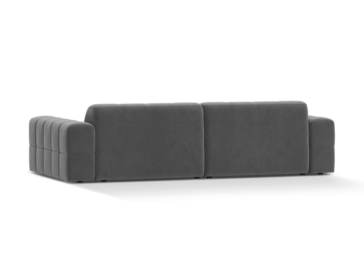 Beiges 4-Sitzer Sofa Chicago aus Samtstoff Venus mit schwarzen Kunststoffbeinen und leicht abgewinkelter Rückenlehne.