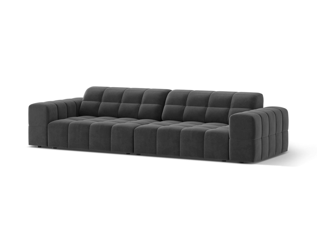 Beiges 4-Sitzer Sofa Chicago aus Samtstoff Venus mit schwarzen Kunststoffbeinen und leicht abgewinkelter Rückenlehne.