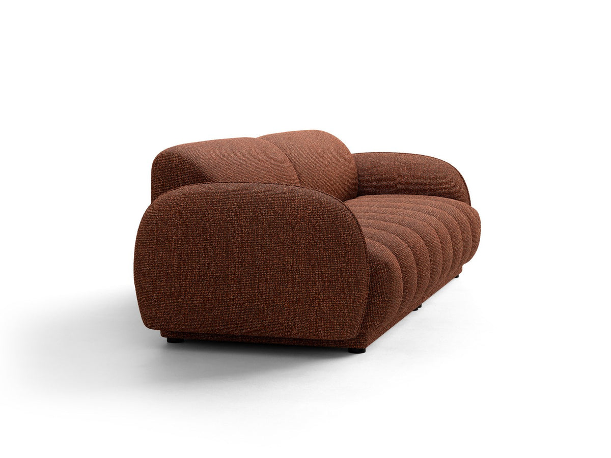 Beiges 4-Sitzer Sofa Bilbao mit Bouclé-Stoffbezug, Massivholzrahmen und schwarzen Kunststoffbeinen, Rückenlehne mit weicher Polsterung.