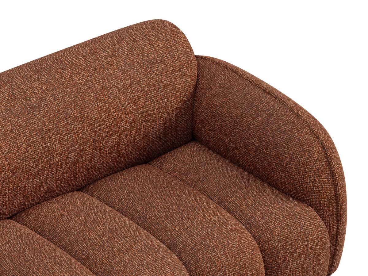 Beiges 4-Sitzer Sofa Bilbao mit Bouclé-Stoffbezug, Massivholzrahmen und schwarzen Kunststoffbeinen, Rückenlehne mit weicher Polsterung.