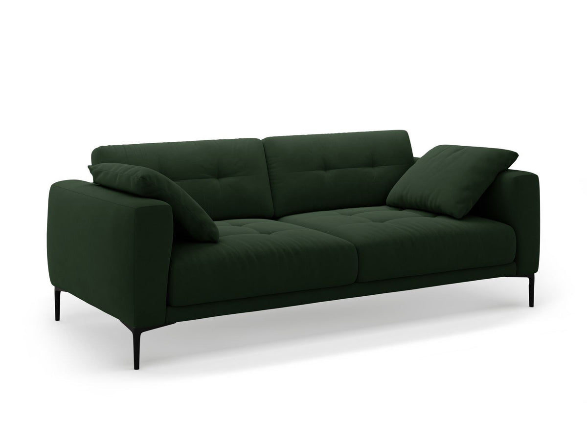 Beige Samt-Sofa Lazio mit 4 Sitzplätzen, Massivholzrahmen, Sitzpolster und schwarzen Metallbeinen, Frontalansicht im Wohnraum.