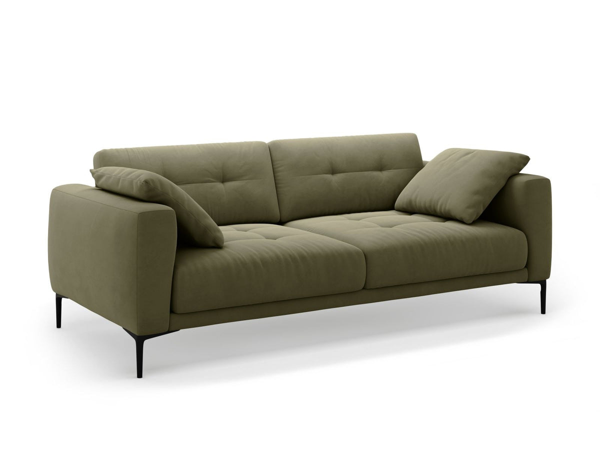 Beige Samt-Sofa Lazio mit 4 Sitzplätzen, Massivholzrahmen, Sitzpolster und schwarzen Metallbeinen, Frontalansicht im Wohnraum.