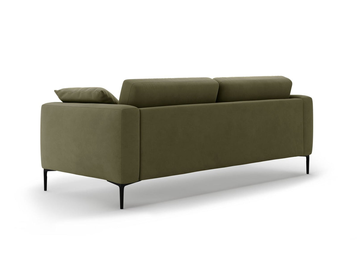 Beige Samt-Sofa Lazio mit 4 Sitzplätzen, Massivholzrahmen, Sitzpolster und schwarzen Metallbeinen, Frontalansicht im Wohnraum.