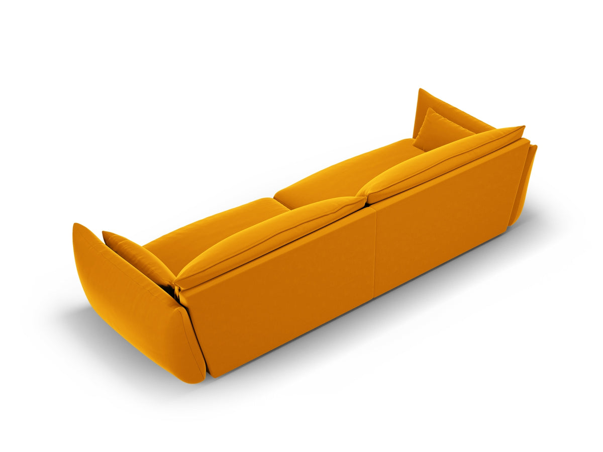 Sofa Matera, 4er Sofa mit Stoffbezug, geneigter Rückenlehne und schwarzen Kunststoffbeinen