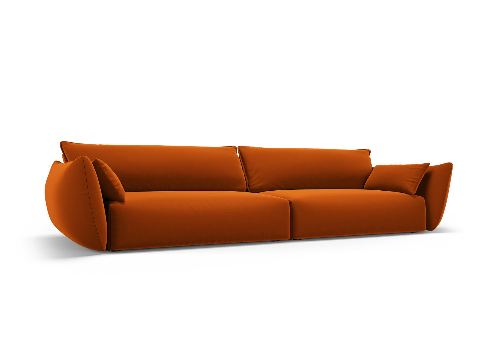 Elegantes 4-Sitzer Sofa Matera in warmem Terracotta, ideal für stilvolle Wohnräume, erhältlich bei KAQTU Design AG.