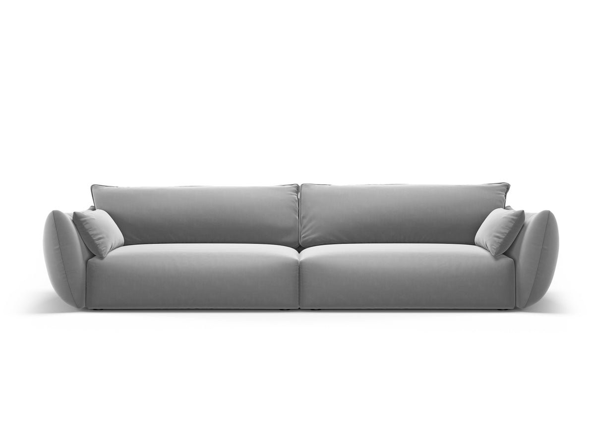Sofa Matera, 4er Sofa mit Stoffbezug, geneigter Rückenlehne und schwarzen Kunststoffbeinen