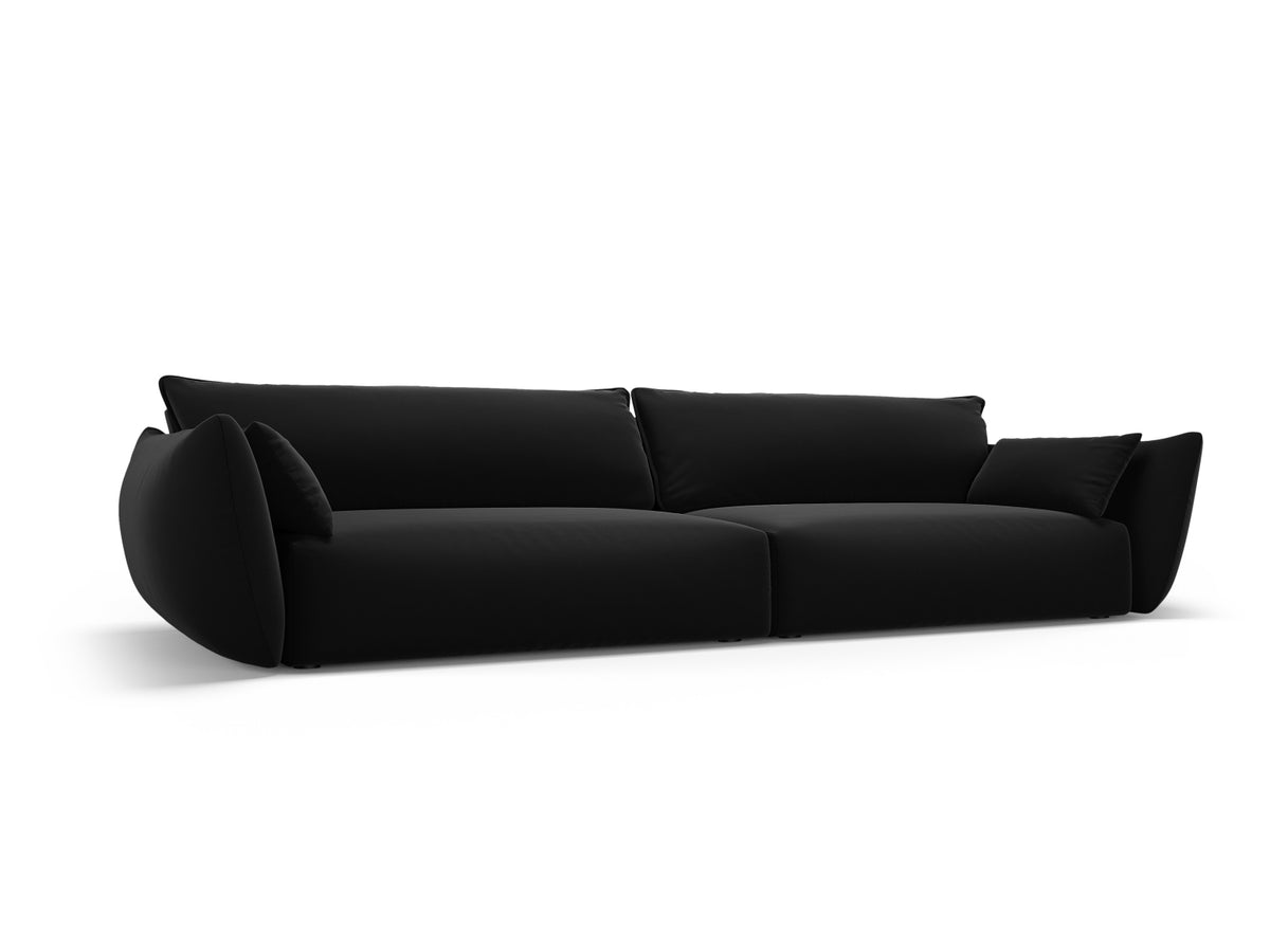 Sofa Matera, 4er Sofa mit Stoffbezug, geneigter Rückenlehne und schwarzen Kunststoffbeinen