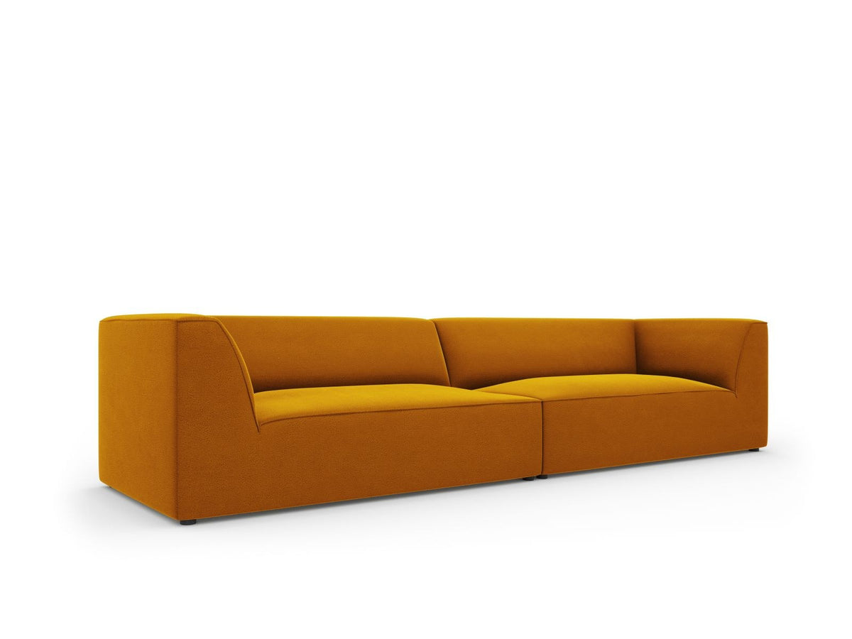 Beige-farbenes 4er Sofa Siena mit Samtbezug, schwarzen Kunststoffbeinen und gepolsterter Rückenlehne, Frontalansicht auf hellem Hintergrund.