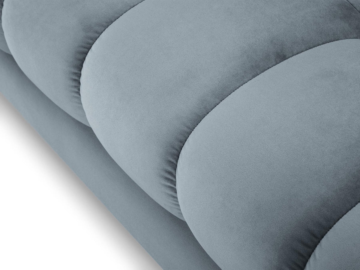 4-Sitzer Sofa Bali in Light Blue-Bluvel präsentiert im Onlineshop von KAQTU Design AG. 4er Sofa ist von Cosmopolitan Design
