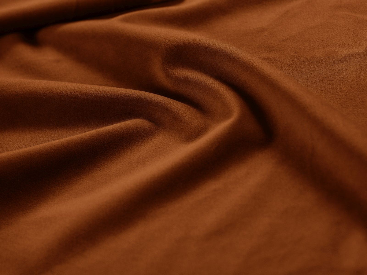 Drehsessel Savona mit samtigem Stoffbezug in Light Beige, gepolsterter Rückenlehne und stoffbezogenen Beinen auf Kiefernholzgestell.