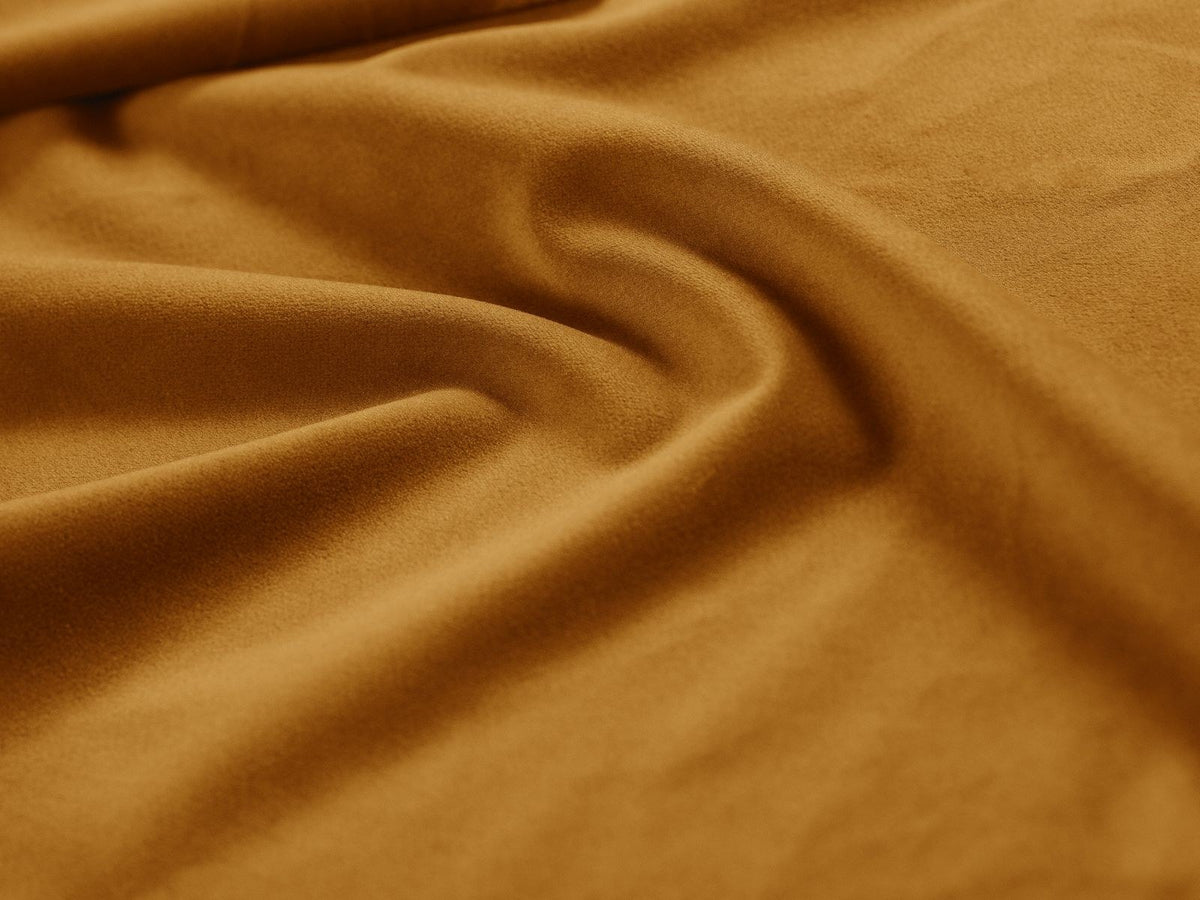 Drehsessel Savona mit samtigem Stoffbezug in Light Beige, gepolsterter Rückenlehne und stoffbezogenen Beinen auf Kiefernholzgestell.