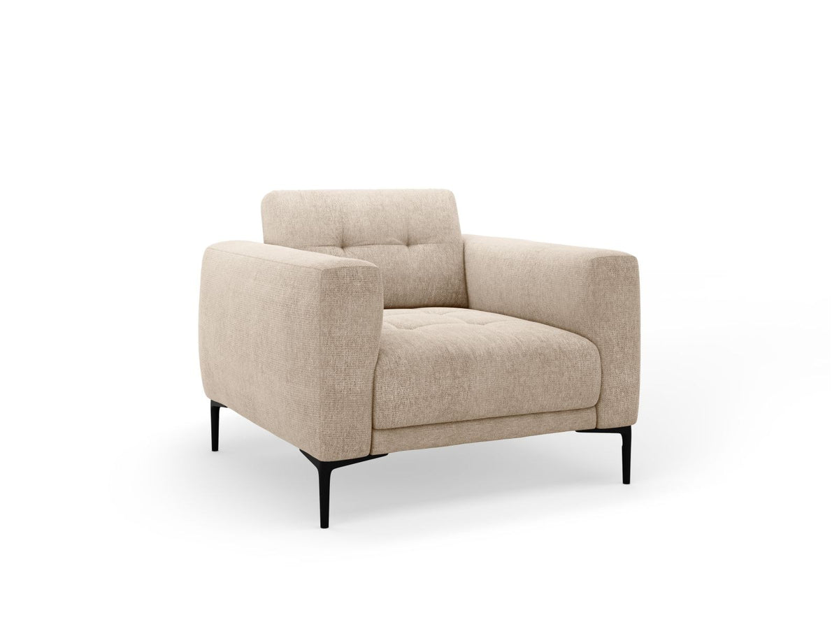 Beige gepolsterter Sessel mit Sorella-Stoffbezug, schwarzen Metallbeinen und Massivholzrahmen, Frontalansicht auf weissem Hintergrund.