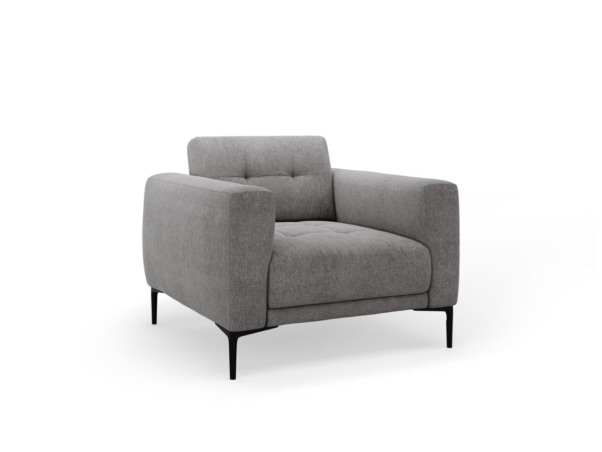Beige gepolsterter Sessel mit Sorella-Stoffbezug, schwarzen Metallbeinen und Massivholzrahmen, Frontalansicht auf weissem Hintergrund.